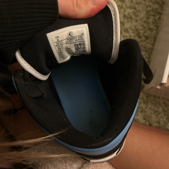 Jordan 1 University Blue (women’s) size 6 - Picture 10 of 10